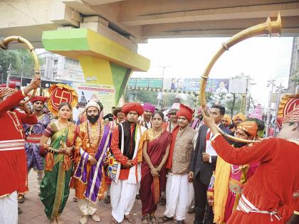 A grand procession of Phule Jayanti at the Nirada of 'Jai Jyoti ... Jai Savitri' | ‘जय ज्योती...जय सावित्री’च्या निनादात फुले जयंतीची शानदार मिरवणूक 