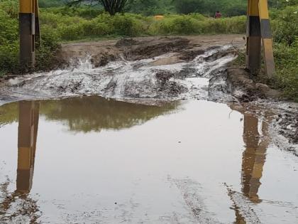 Bad condition of railway factory road | रेल्वे कारखाना रस्त्याची दुरावस्था