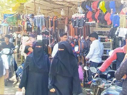 Malegaon women wearing hijab on the streets | मालेगावी हिजाब परिधान करीत महिला रस्त्यावर