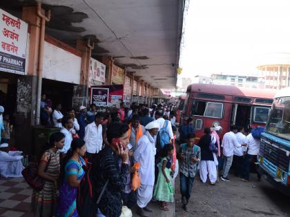 Old bus station of Malegaon crowded by crowds | मालेगावचे जुने बसस्थानक फुलले प्रवाशांच्या गर्दीने