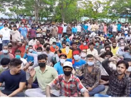 Workers sit in front of the entrance of 'Jindal' | ‘जिंदाल’च्या प्रवेशद्वारासमोर कामगारांचे ठिय्या आंदोलन