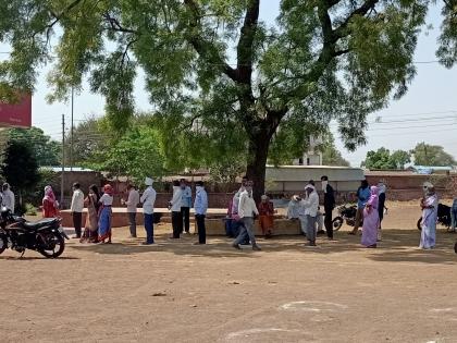 Queue in front of banks to withdraw Jandhan Yojana money | जनधन योजनेचे पैसे काढण्यासाठी बॅँकांपुढे रांगा