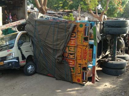 Truck collided with tempo and motorcycle accident | टेम्पो व मोटारसायकलवर ट्रक उलटून अपघात Truck collided with tempo and motorcycle accident | टेम्पो व मोटारसायकलवर ट्रक उलटून अपघात