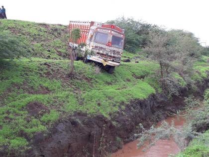 The truck suddenly wandered in shock | शहाद्यात ट्रकला अचानक लागलेल्या आगीने घबराट