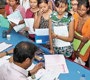 This year is high but students lack less | यंदा जागा जास्त पण विद्यार्थी कमी This year is high but students lack less | यंदा जागा जास्त पण विद्यार्थी कमी