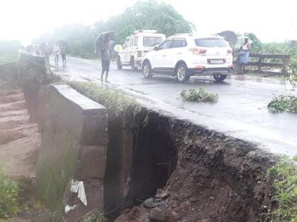 The oncoming and incoming traffic to Gujarat is diverted | गुजरातकडे जाणारी व येणारी वाहतूक वळविली