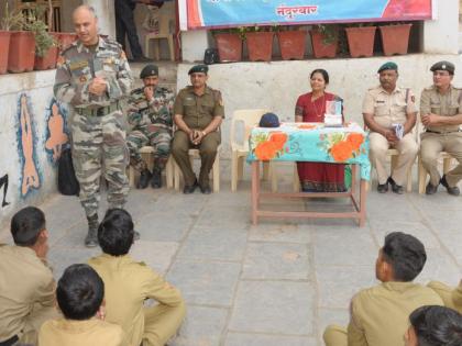 NCC commanding officer Sharma visits schools in Nandurbar | एनसीसीचे कमांडिंग अधिकारी शर्मा यांची नंदुरबारातील शाळांना भेटी NCC commanding officer Sharma visits schools in Nandurbar | एनसीसीचे कमांडिंग अधिकारी शर्मा यांची नंदुरबारातील शाळांना भेटी