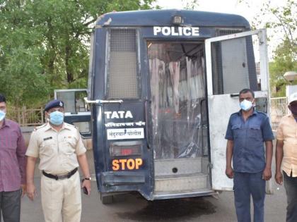Sanitizing van becomes police ambassador | सॅनिटायङोशन व्हॅन ठरली पोलिसांसाठी आरोग्यदूत