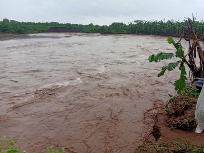 The river flooded the river and flooded the village | नदी-नाल्याच्या पुराचे पाणी शिरल्याने खेडले शिवारात पिकासह शेती गेली वाहून