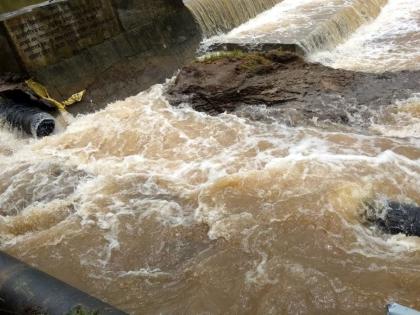 Pipeline breaks down in flood waters | पुराच्या पाण्यात पाईपलाईन तुटली