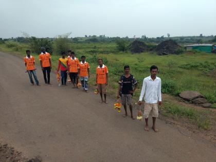 Depart from Peth to the Kawadhadar fort | पेठ येथून कावडधारक गडाकडे रवाना