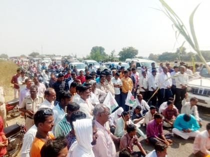 Parbhani: Stop farmers' road for sugarcane prices | परभणी : उसाच्या दरासाठी शेतकऱ्यांचा रास्ता रोको