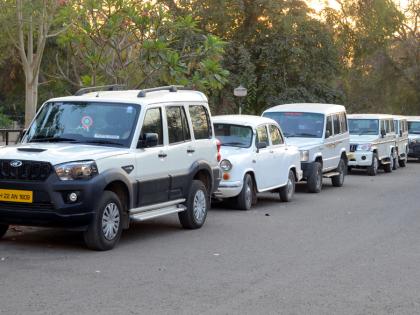 Parbhani: 18 vehicles of the officials deposited in district office | परभणी:पदाधिकाऱ्यांची १८ वाहने जिल्हा कचेरीत जमा