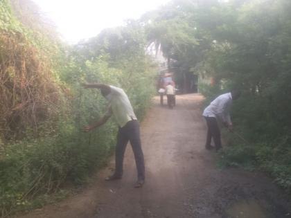 Cleaning of thorny bushes on a narrow road in Sakegaon | साकेगावात अरुंद रस्त्यावरील काटेरी झुडपांची केली सफाई