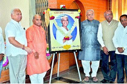  Co-operative Kid: Mukundrao Tapakir: An unveiling of the image of Laxmanrao Inamdar on Sangli Urban Bank. | सहकारातील कीड आधीपासूनच मुकुंदराव तापकीर : सांगली अर्बन बँकेत लक्ष्मणराव इनामदार यांच्या प्रतिमेचे अनावरण