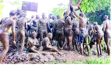 Collective mud ceremony in Padmale | पद्माळेत रंगला सामूहिक चिखलस्नानाचा सोहळा