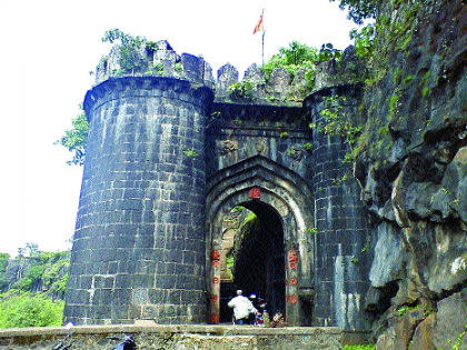 Ajinkyatara unsafe to witness history! | इतिहासाचा साक्षीदार अजिंक्यतारा असंरक्षित!