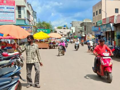 Neglect of mask use in rural areas of Sinnar | सिन्नरच्या ग्रामीण भागात मास्क वापराकडे दुर्लक्ष