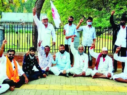 Debt-ridden farmers' sit-in agitation | कर्जबाजारी शेतकऱ्यांचे ठिय्या आंदोलन