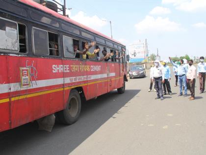 Hundreds of laborers return home from Trimbak | त्र्यंबकहून शेकडो मजुरांची घरवापसी