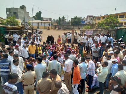 Parents movement for children's school building in Umbraj | सातारा : उंब्रजमध्ये मुलांच्या शाळा इमारतीसाठी पालकांचे आंदोलन