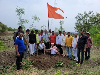 Plantation in the Shanimandir area of Ubharane | उभराणेच्या शनिमंदिर परिसरात वृक्षारोपण