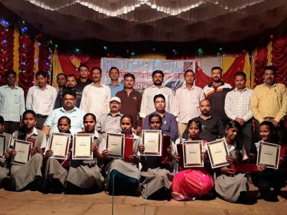 Distribution of prizes to the winners of various competitions | विविध स्पर्धेतील विजेत्यांना बक्षिस वितरण