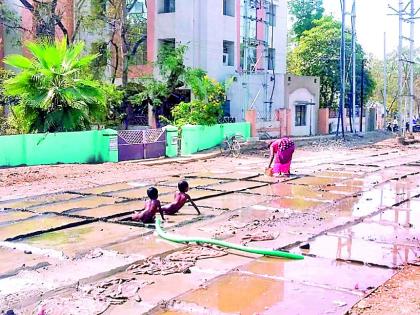 Extreme use of water for road work in drought | दुष्काळातही रस्ता कामांवर पाण्याचा मुबलक वापर