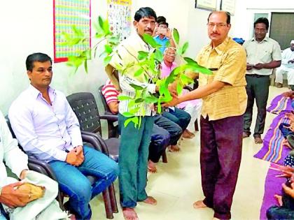 Felicitation of the retired farmers to save the youth | पुरात अडकलेल्या शेतकऱ्याला वाचविण्याऱ्या तरुणांचा सत्कार