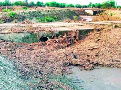 Road polarity in less rainfall | अल्प पावसातच रस्त्यांची पोलखोल