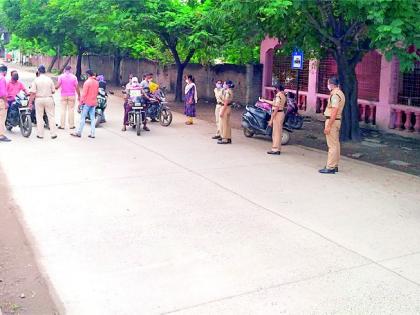 Spontaneous public curfew in nine villages including Wardha | वर्ध्यासह नऊ गावात स्वयंस्फूर्त जनता कर्फ्यू Spontaneous public curfew in nine villages including Wardha | वर्ध्यासह नऊ गावात स्वयंस्फूर्त जनता कर्फ्यू
