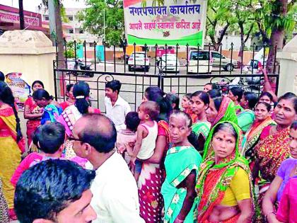 Crime against women agitating for water | पाण्यासाठी आंदोलन करणाऱ्या महिलांवर गुन्हे