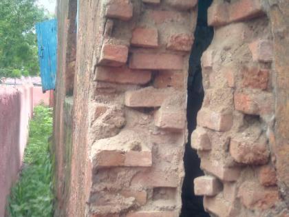 The wall of the Anganwadi building collapsed with rain | अंगणवाडी इमारतीची भिंत पावसाने ढासळली