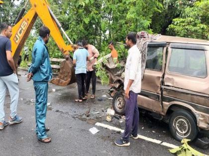 Truck overturns van carrying newspaper bales; Three killed | ट्रकने वृत्तपत्रांचे गठ्ठे नेणाऱ्या व्हॅनला उडवले; तीन ठार