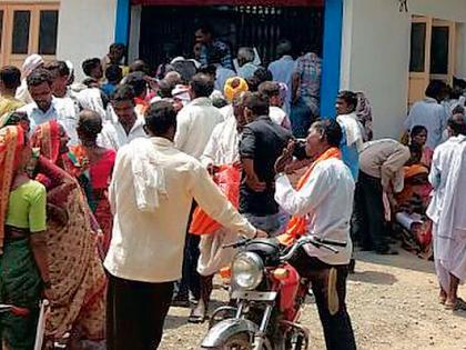 The crowd gathered in the bank for a loan application | कर्जमाफीच्या अर्जासाठी बँकेत गर्दी