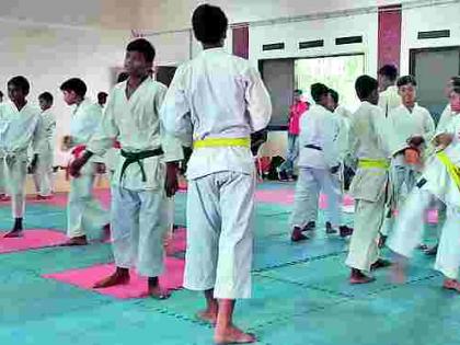 District school karate competition protects police | जिल्हा शालेय कराटे स्पर्धा पोलीस संरक्षणात