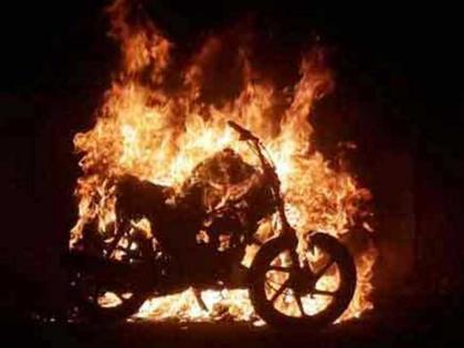 3 two-wheelers burnt in Kankavali, suspected to have set fire deliberately | कणकवलीत ३ दुचाकी जाळल्या, आगीचे कारण गुलदस्त्यात