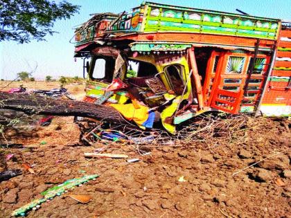 Truck collide with two girls on Sarde road | सारदे रस्त्यावर  दोन विद्यार्थिनींना ट्रकची धडक