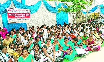 Aurangabad health workers' agitation movement | औरंगाबादेत आरोग्य कर्मचाऱ्यांचे कामबंद आंदोलन