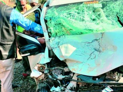 Accidental death of a teacher; Young seriously injured; The truck hit the car | शिक्षकाचा अपघाती मृत्यू; तरुण गंभीर जखमी; ट्रकची कारला धडक