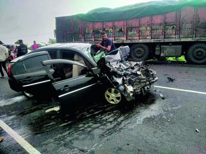 Truck hits car; Three serious | ट्रकची कारला धडक; तिघे गंभीर