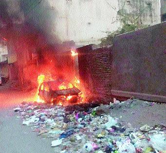 Garbage burnt in Aurangabad's Shahganj, burnt cars | औरंगाबादच्या शहागंजमध्ये पेटविला कचरा, जळाली कार