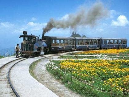 Shooting of trains on the tracks | रुळावर येतेय रेल्वेतील चित्रपटांचे शूटिंग