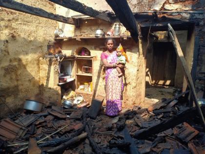 Two houses caught fire due to short circuit in Kote | कोते येथे शॉर्टसर्किटने दोन घरांना आग