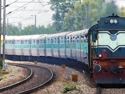 Large railway accident which was delayed due to passenger alert at Wardha | वर्धा येथे प्रवाशाच्या सतर्कतेमुळे टळला मोठा रेल्वे अपघात