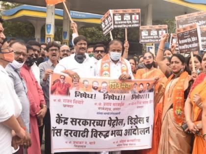 Shiv Sena's agitation against petrol, diesel and gas price hike | पेट्रोल, डिझेल व गॅस दरवाढीच्या निषेधार्थ शिवसेनेचे आंदोलन