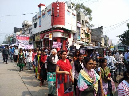 Unemployed youths on the road to protest against government policies in Wardha | वर्ध्यात सरकारच्या धोरणांच्या निषेधार्थ बेरोजगार तरु ण-तरु णी रस्त्यावर