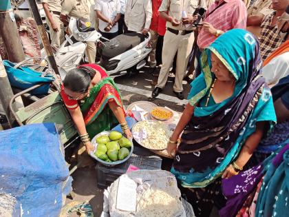 Refusal to vacate Rangoli, Amla vendors at Mahadwar Chowk | महाद्वार चौकातील रांगोळी, आवळे विक्रेत्यांचा जागा सोडण्यास नकार