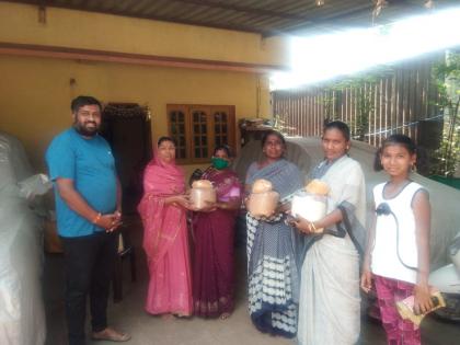 corona in kolhapur-BJP distributes food grains to needy at grass Mandai | corona in kolhapur-भाजपतर्फे गवत मंडई येथे गरजूंना धान्य वाटप