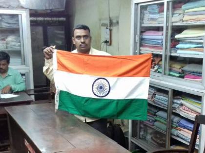 Independence Day: The flags of the tricolor flag increase, the flags kept on the forts are available from fencing. | Independence Day : तिरंगा ध्वज खरेदीचा ओघ वाढला, खिशाला लावण्यापासून ते किल्ल्यांवर फडकविले जाणारे ध्वज उपलब्ध